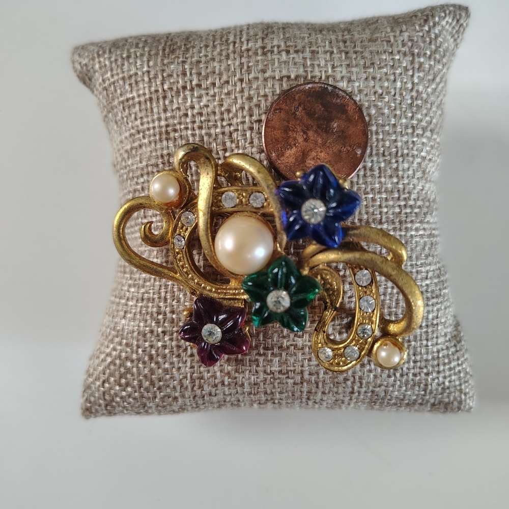 Elegant Gold Floral Brooch with Multicolor Accents - Picture 8 of 12